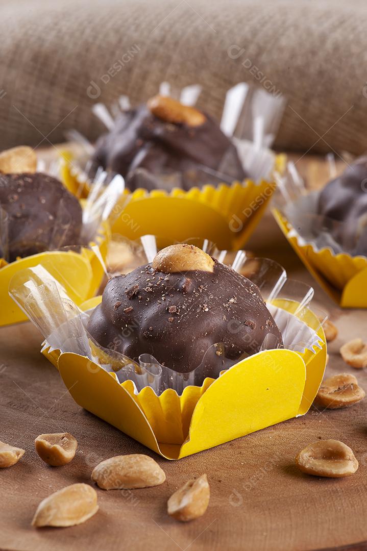 Brigadeiros chocolate com amendoim JPG
