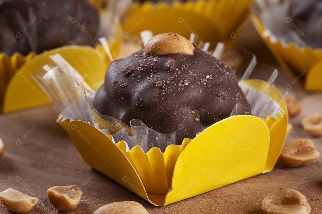 Brigadeiros chocolate com amendoim JPG