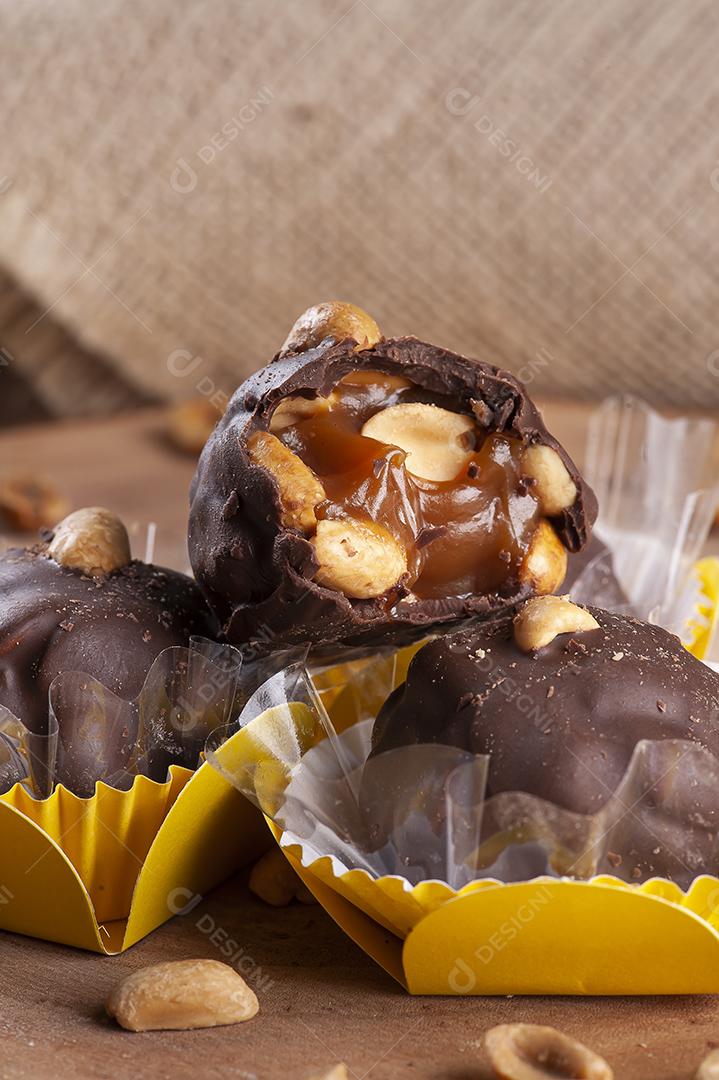 Brigadeiros chocolate com amendoim JPG