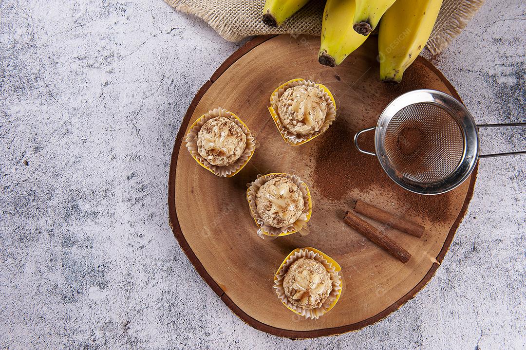 Brigadeiro Banana e Canela Gourmet. Doce típico brasileiro JPG