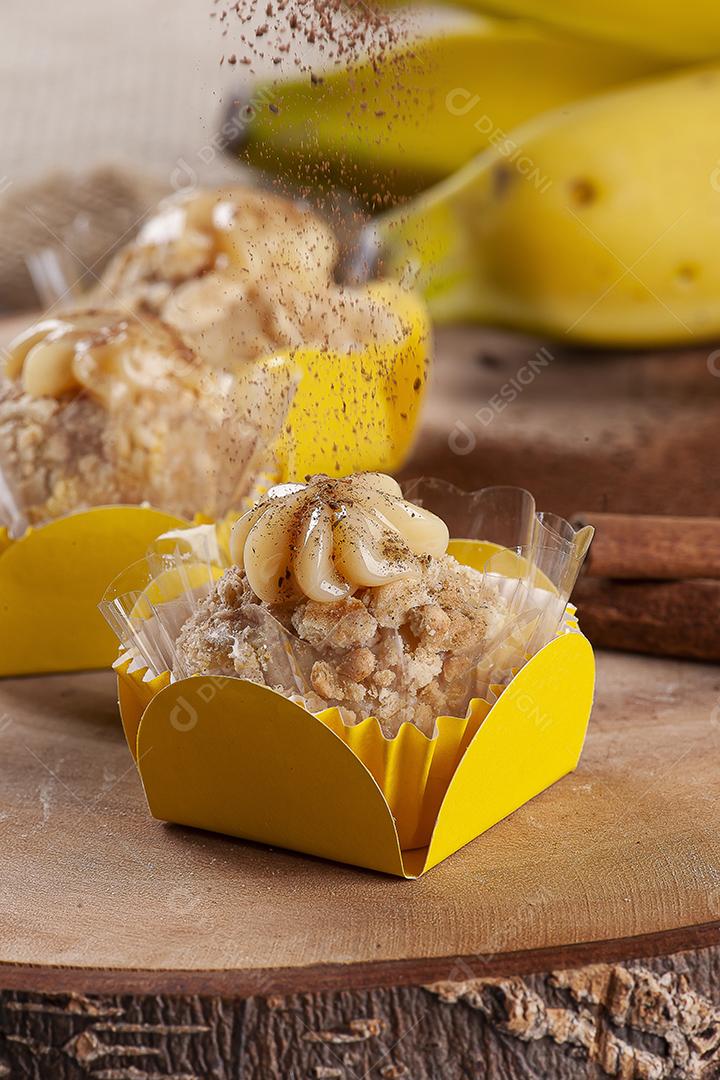 Brigadeiro Banana e Canela Gourmet. Doce típico brasileiro JPG