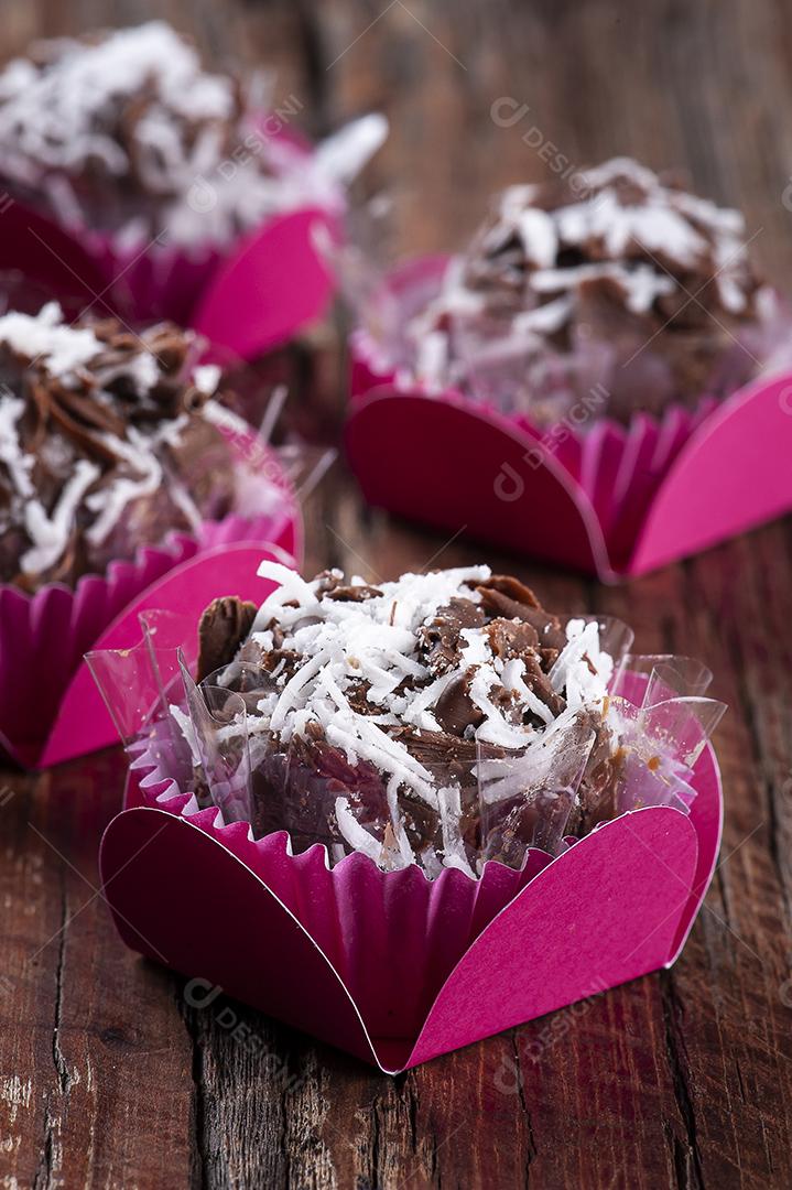 Brigadeiro gourmet de chocolate com coco JPG