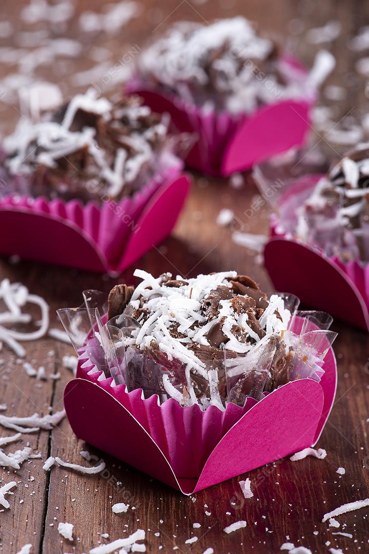 Brigadeiro gourmet de chocolate com coco JPG