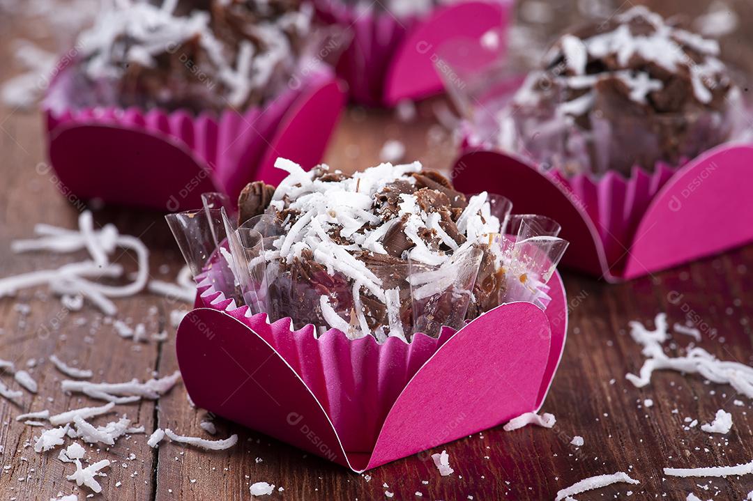 Brigadeiro gourmet de chocolate com coco JPG