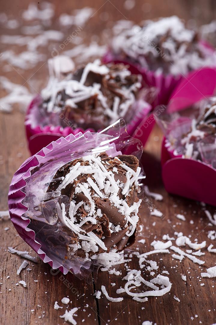Brigadeiro gourmet de chocolate com coco JPG