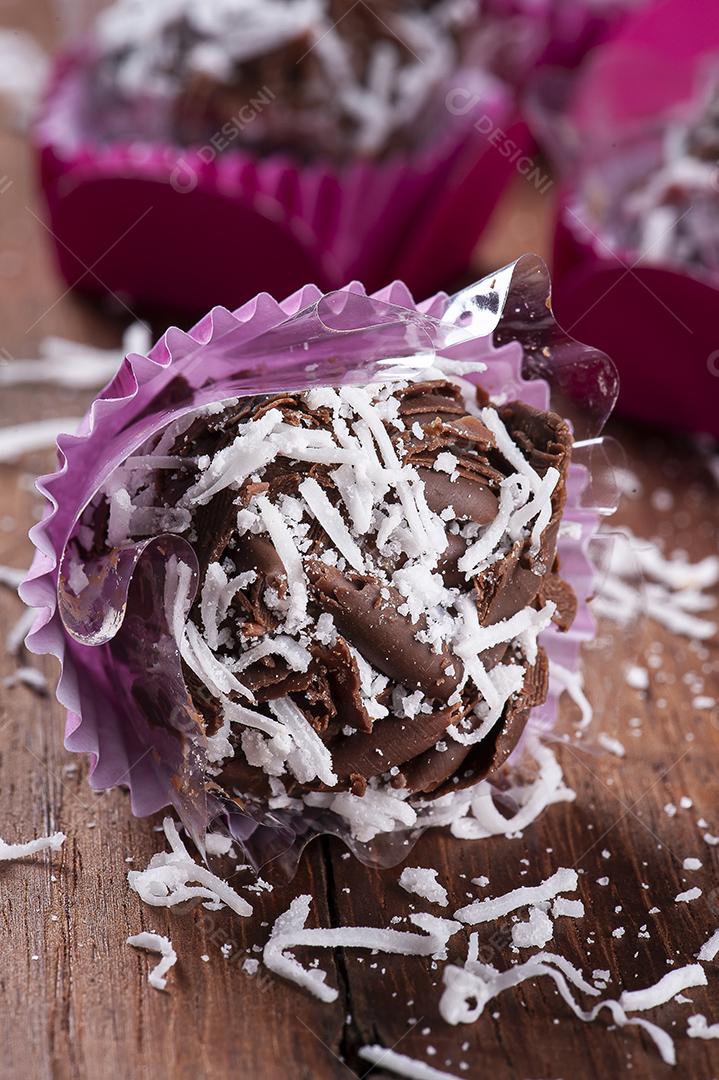 Brigadeiro gourmet de chocolate com coco JPG