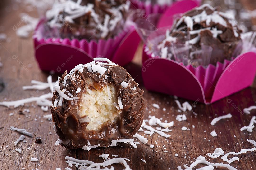 Brigadeiro gourmet de chocolate com coco JPG