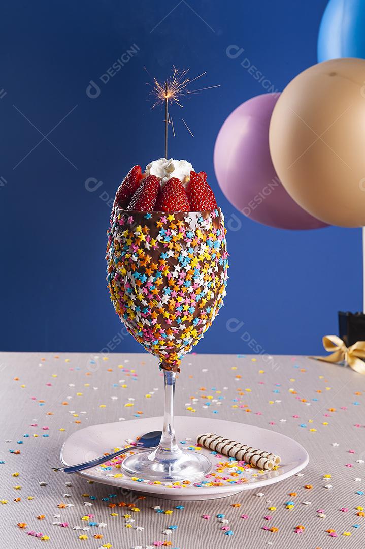 Linda tigela de sorvete decorada com morangos e chicoteada JPG