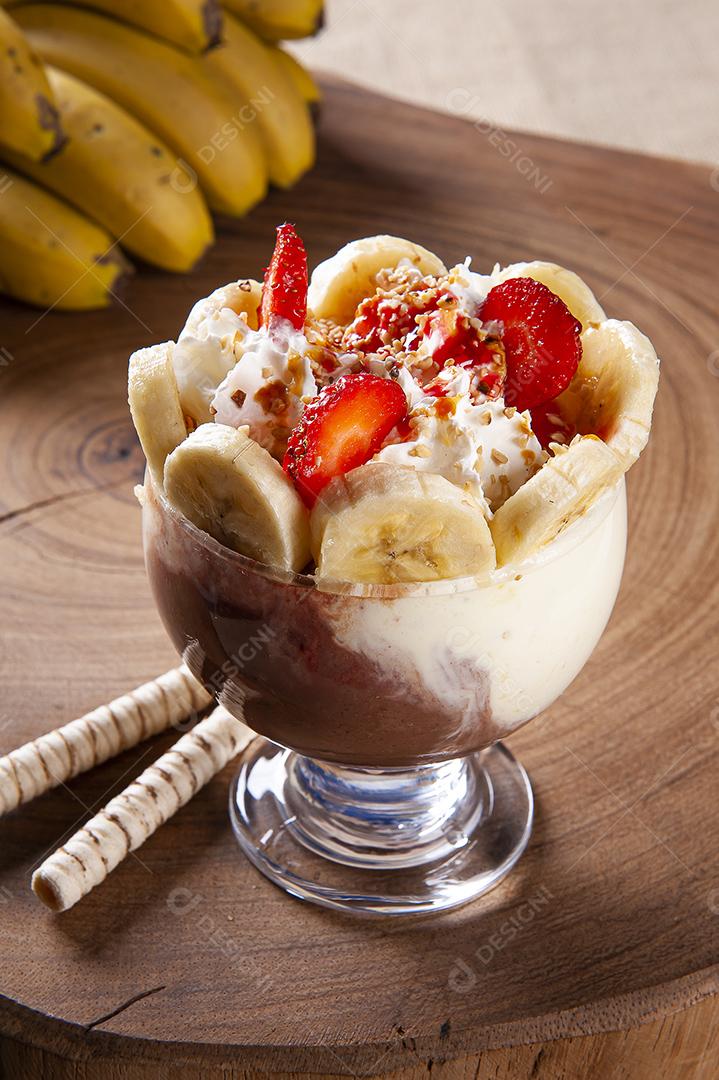 Linda tigela de sorvete decorada com morangos, bananas JPG