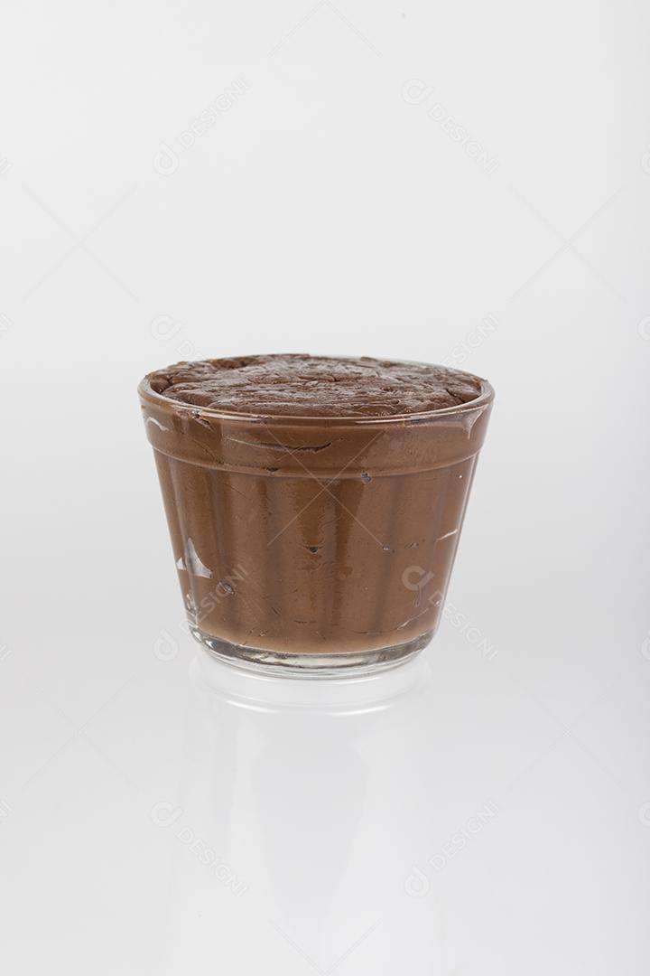 Brigadeiro vegano em Panela isolado em fundo branco