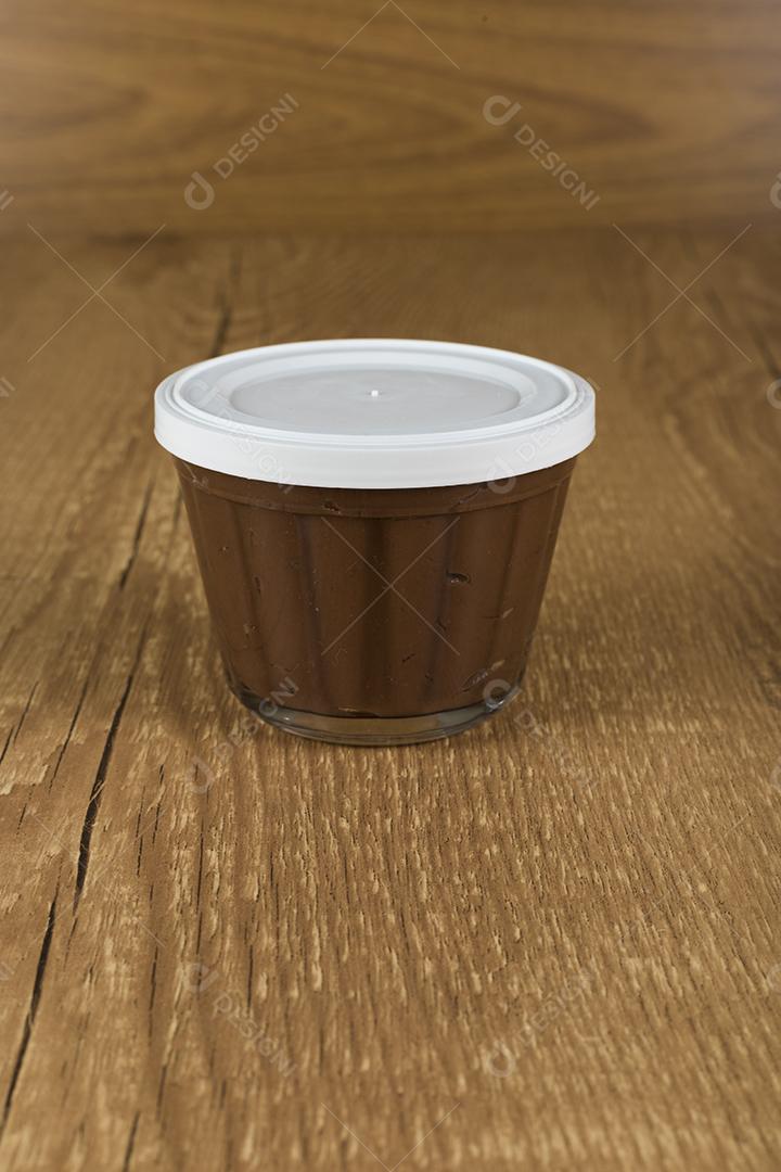 Doce de chocolate brasileiro chamado Brigadeiro em pote em madeira