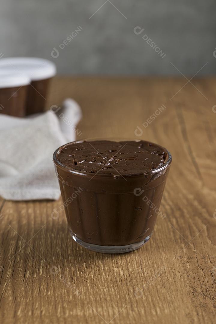 Doce de chocolate brasileiro chamado Brigadeiro em pote em madeira