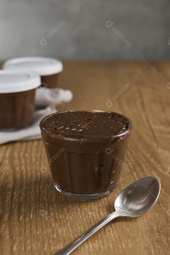 Doce de chocolate brasileiro chamado Brigadeiro em pote em madeira