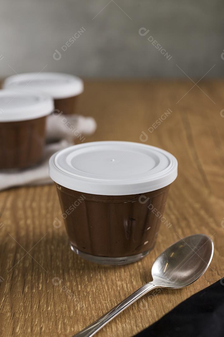 Doce de chocolate brasileiro chamado Brigadeiro em pote em madeira