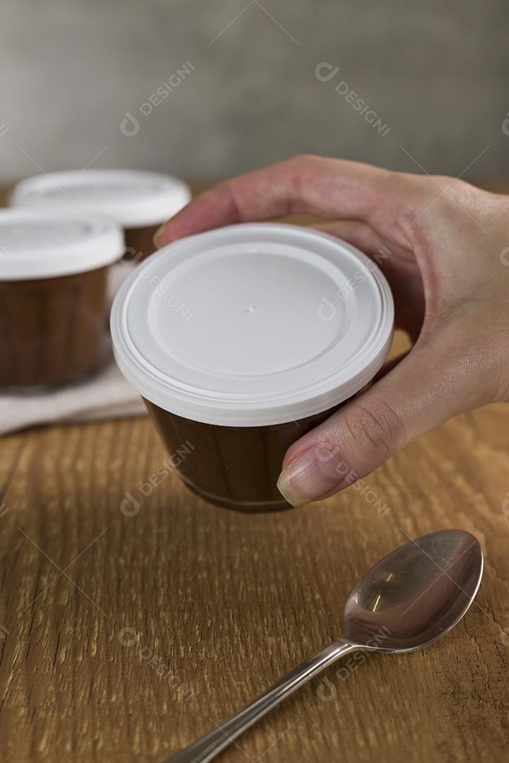 Doce de chocolate brasileiro chamado Brigadeiro em pote em madeira