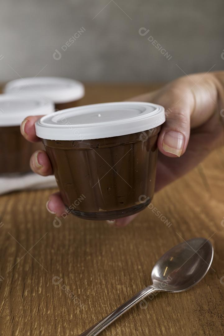 Doce de chocolate brasileiro chamado Brigadeiro em pote em madeira