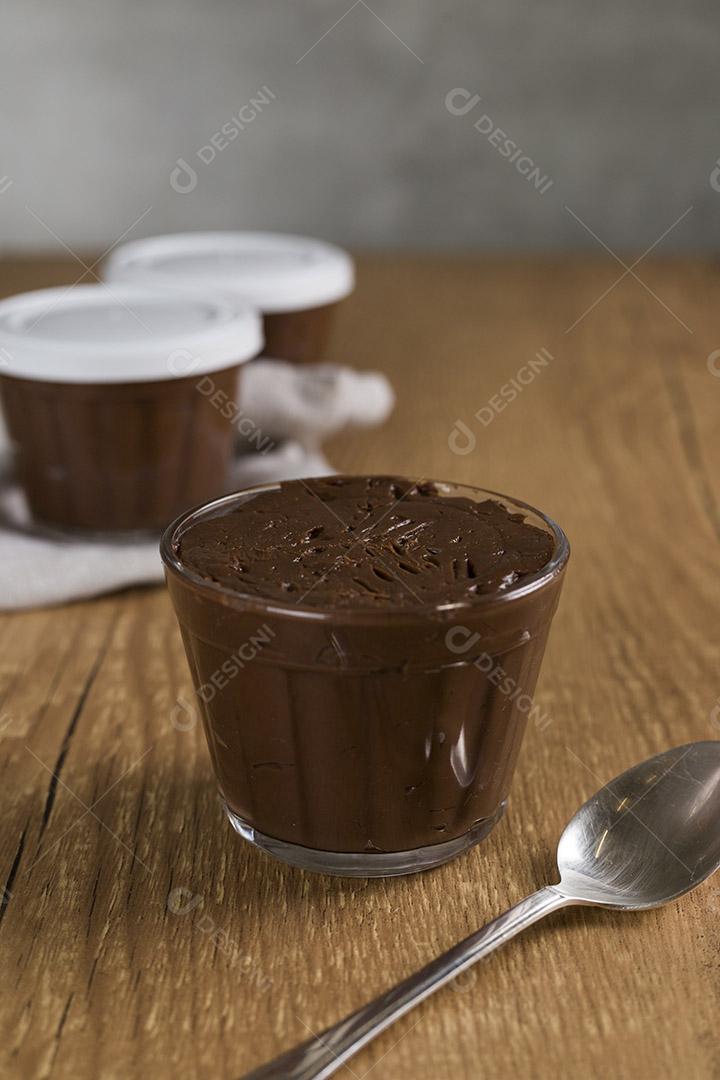 Doce de chocolate brasileiro chamado Brigadeiro em pote em madeira