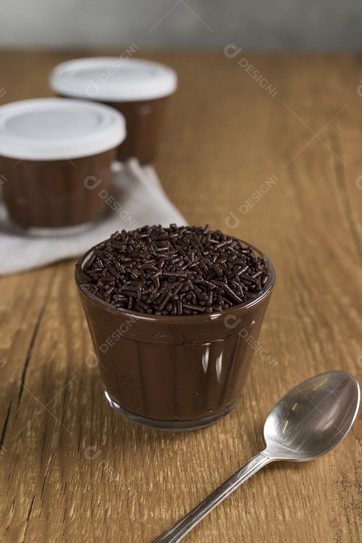 Doce de chocolate brasileiro chamado Brigadeiro em pote em madeira