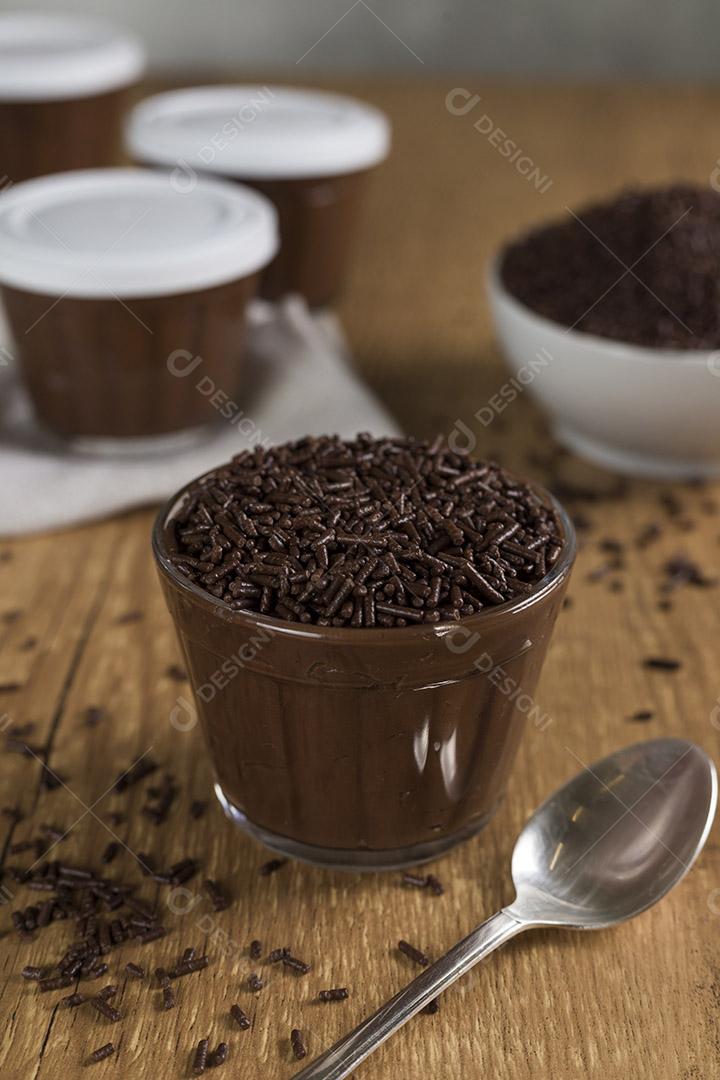 Doce de chocolate brasileiro chamado Brigadeiro em pote em madeira