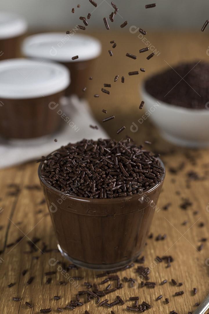 Doce de chocolate brasileiro chamado Brigadeiro em pote em madeira