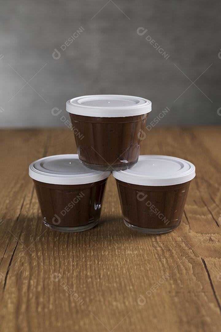 Doce de chocolate brasileiro chamado Brigadeiro em pote em madeira