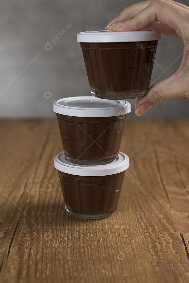 Doce de chocolate brasileiro chamado Brigadeiro em pote em madeira