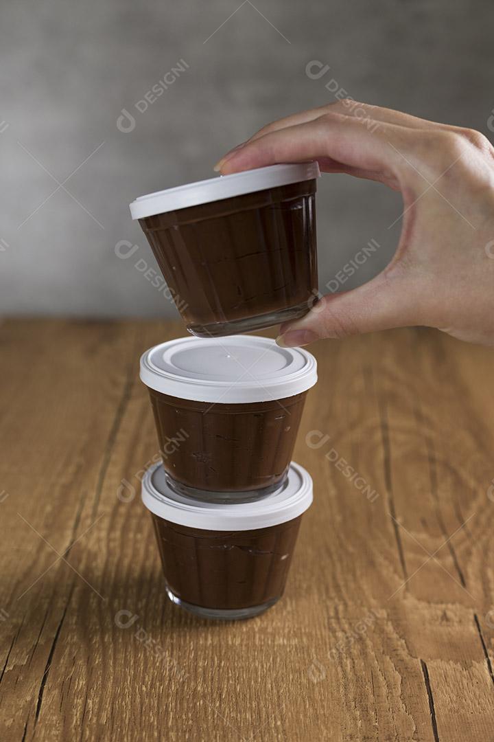 Doce de chocolate brasileiro chamado Brigadeiro em pote em madeira