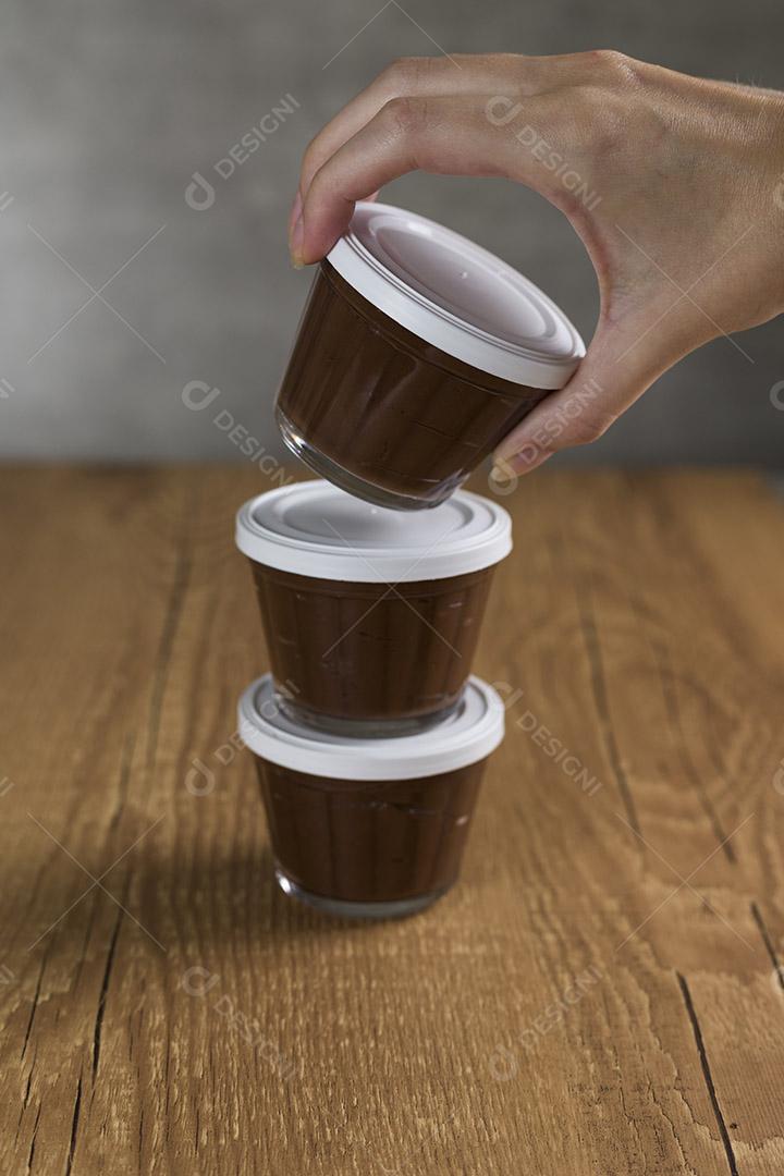 Doce de chocolate brasileiro chamado Brigadeiro em pote em madeira