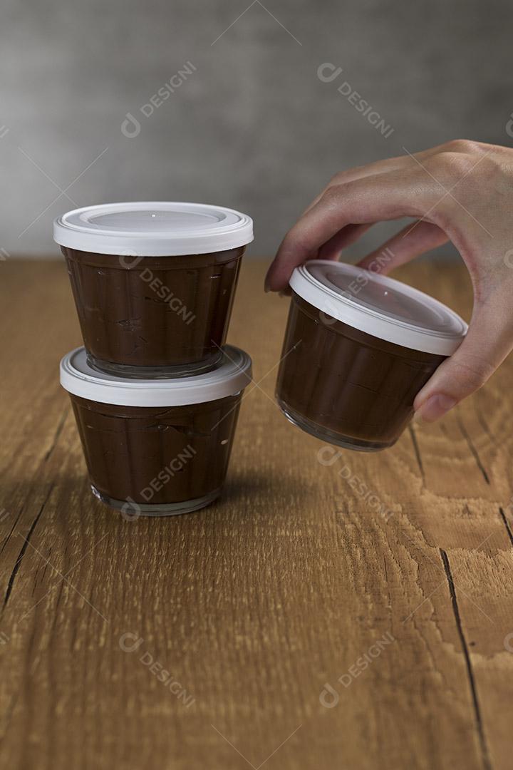 Doce de chocolate brasileiro chamado Brigadeiro em pote em madeira