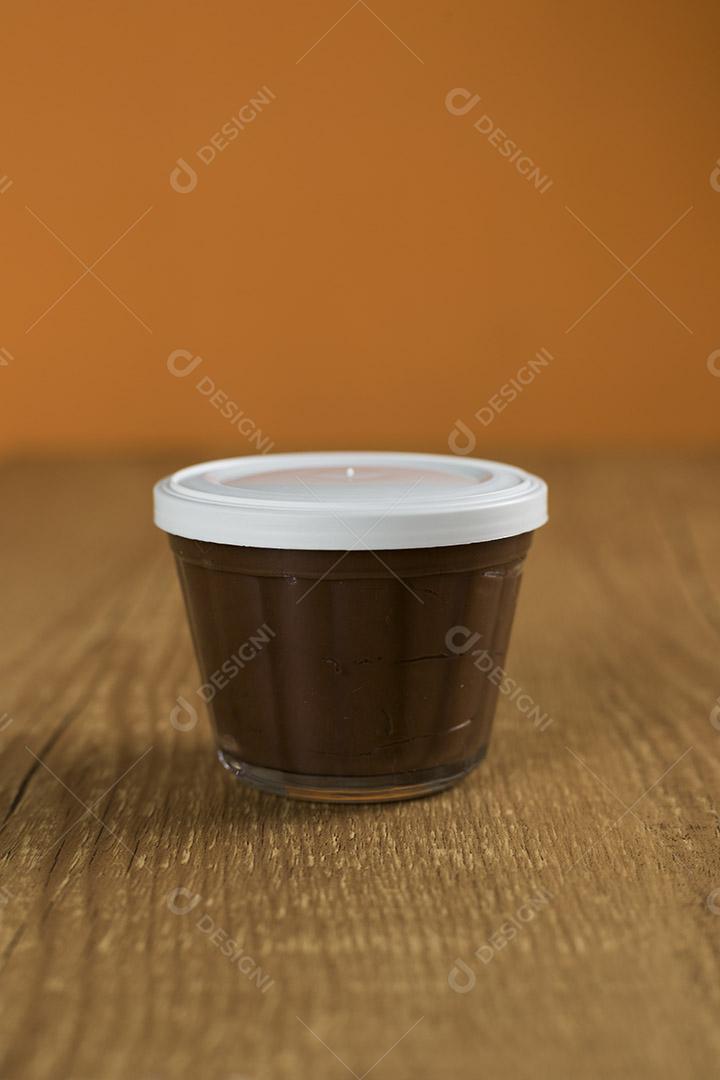 Doce de chocolate brasileiro chamado Brigadeiro em pote em madeira