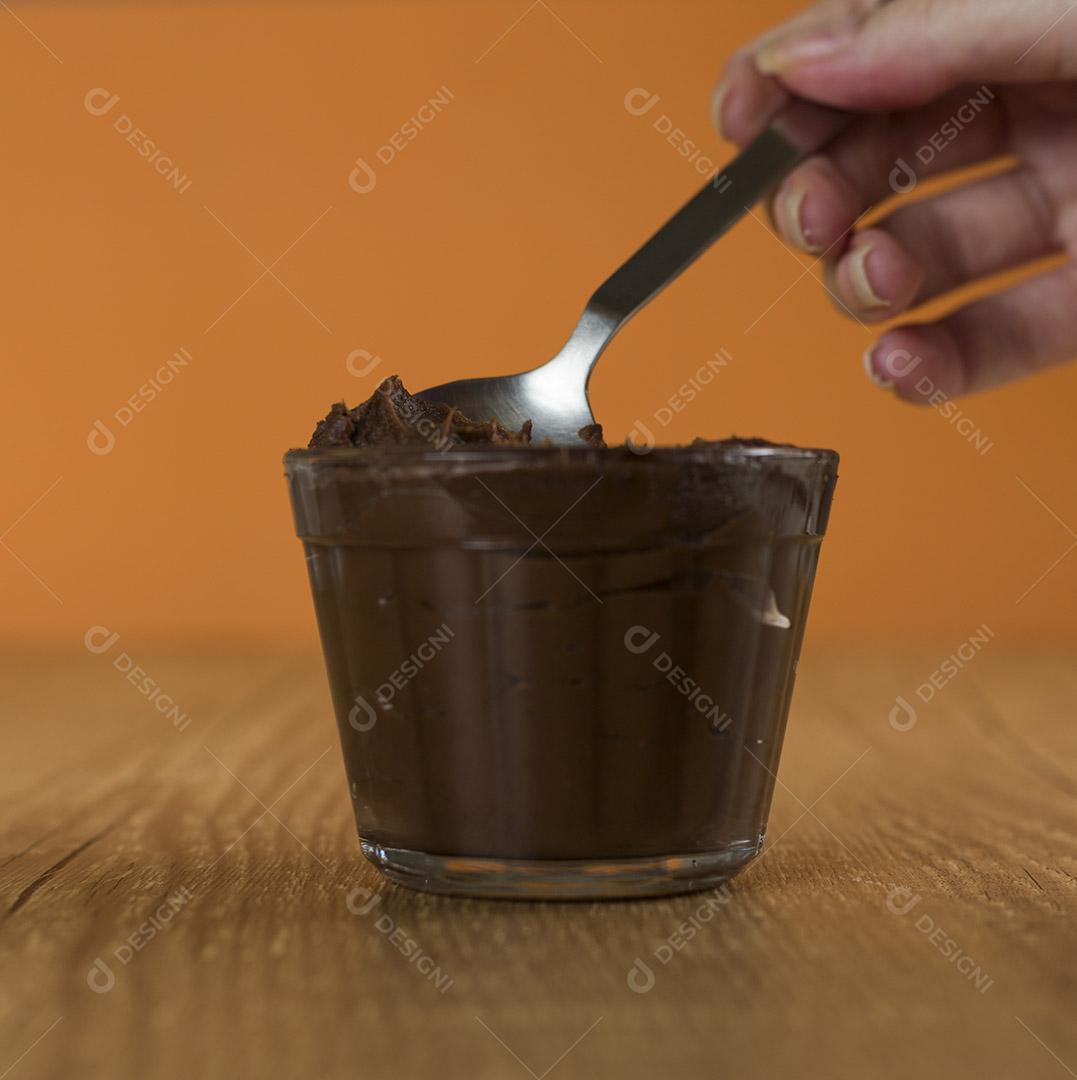 Doce de chocolate brasileiro chamado Brigadeiro em pote em madeira