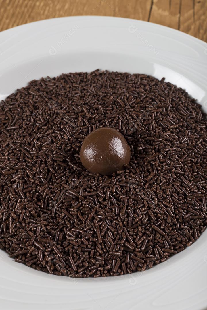 Brigadeiro um doce brasileiro sobre polvilho de chocolate