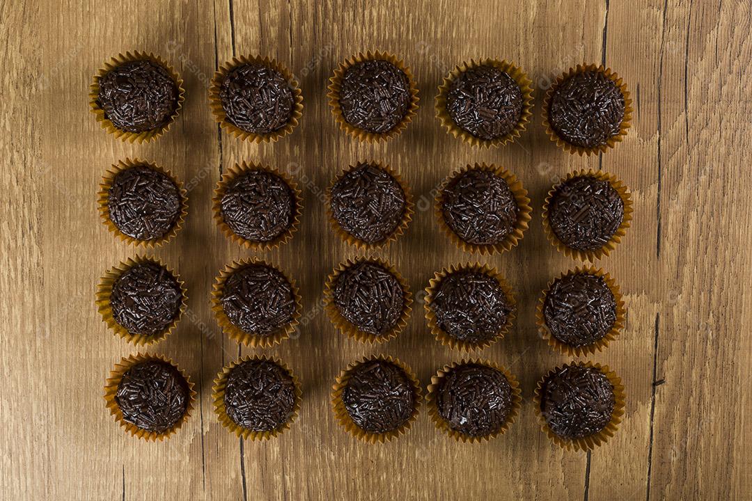 Brigadeiro um doce brasileiro sobre polvilho de chocolate