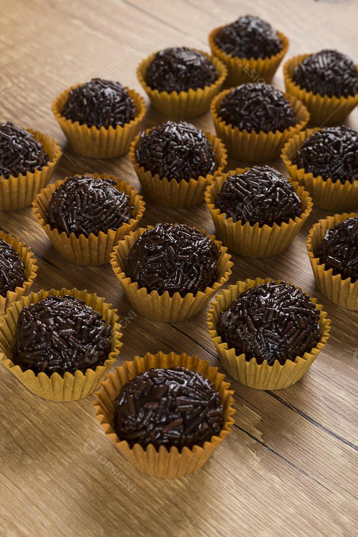 Brigadeiro um doce brasileiro feito de chocolate. em uma mesa de madeira