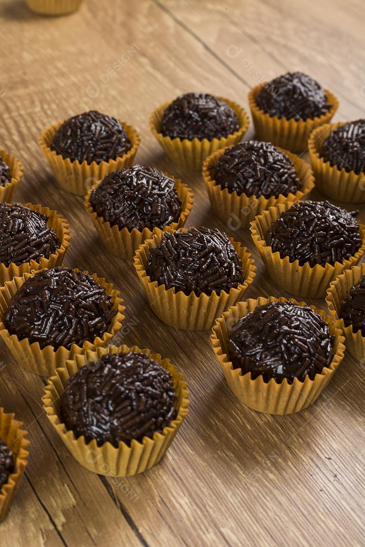 Brigadeiro um doce brasileiro feito de chocolate. em uma mesa de madeira