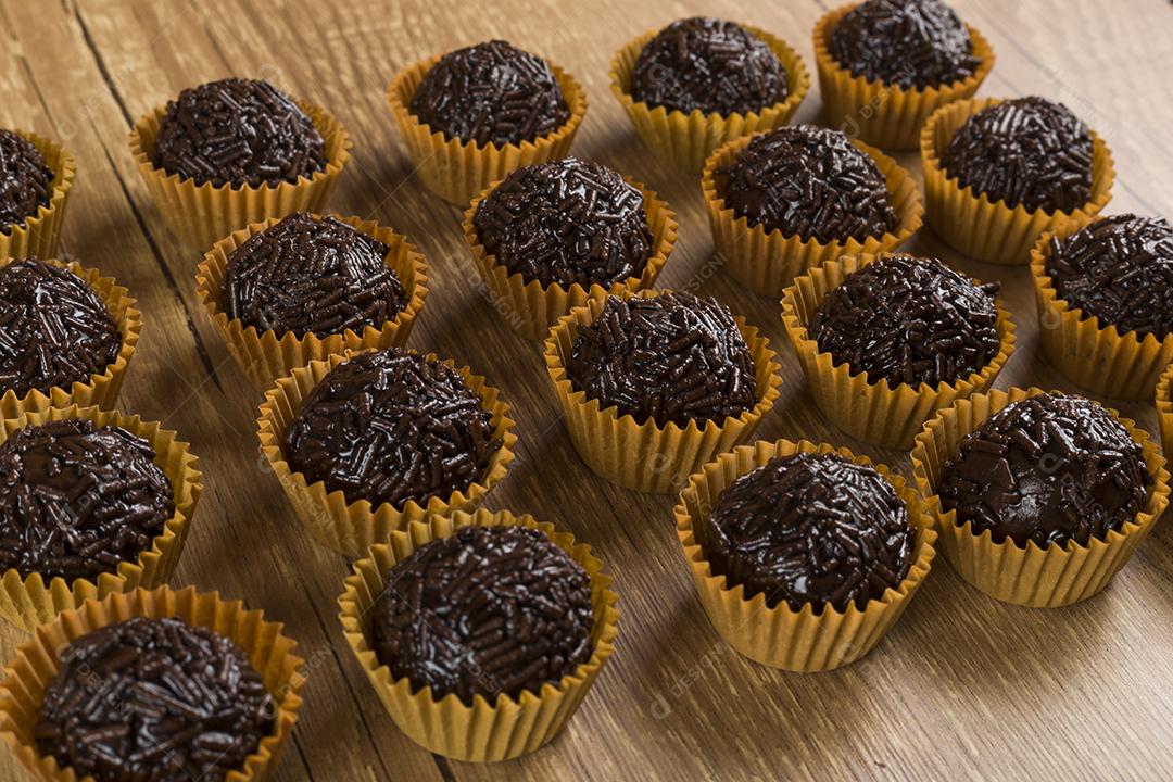 Brigadeiro um doce brasileiro feito de chocolate. em uma mesa de madeira