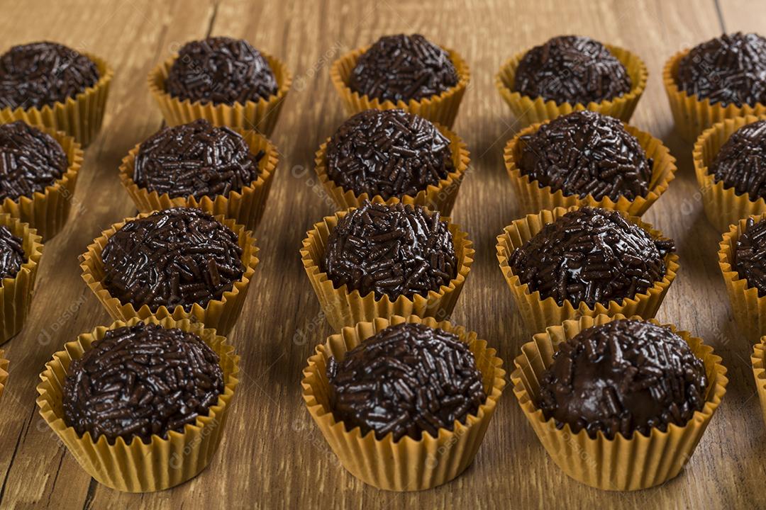 Brigadeiro um doce brasileiro feito de chocolate. em uma mesa de madeira