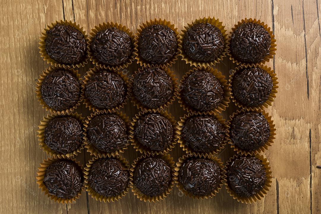 Brigadeiro um doce brasileiro feito de chocolate. em uma mesa de madeira