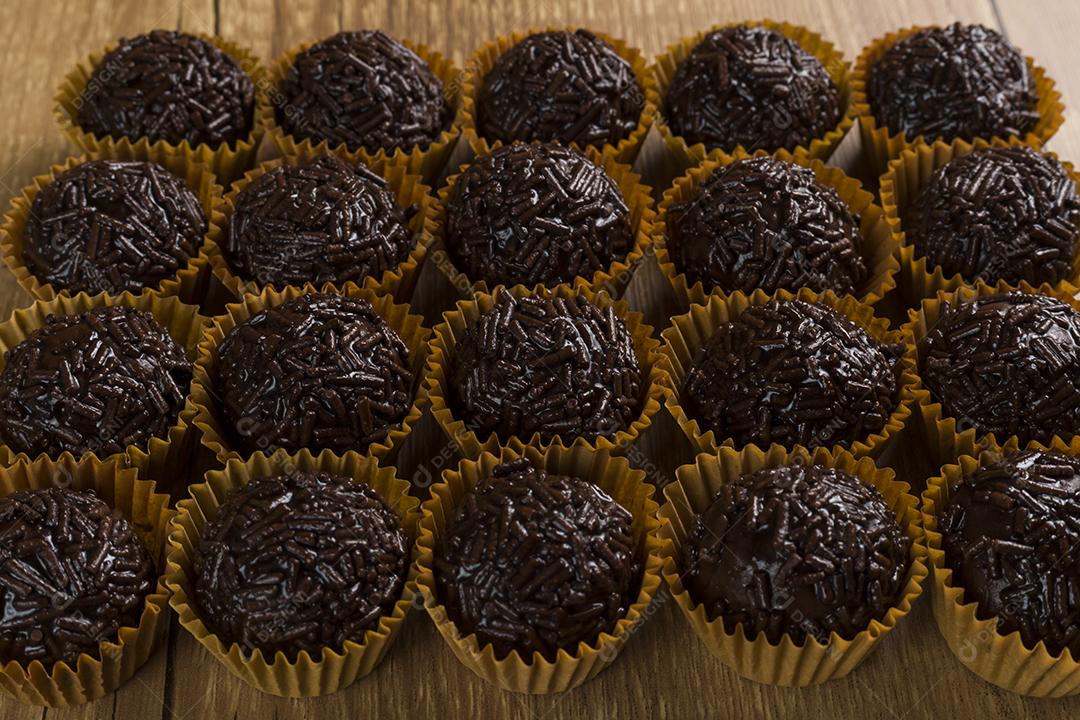 Brigadeiro um doce brasileiro feito de chocolate. em uma mesa de madeira