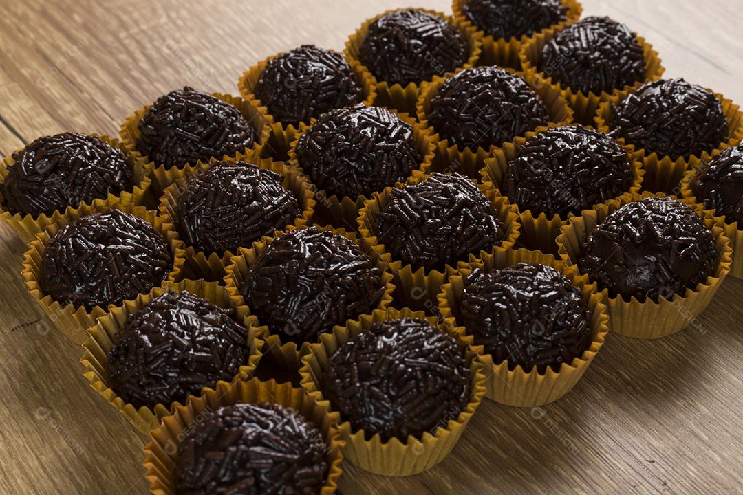 Brigadeiro um doce brasileiro feito de chocolate. em uma mesa de madeira