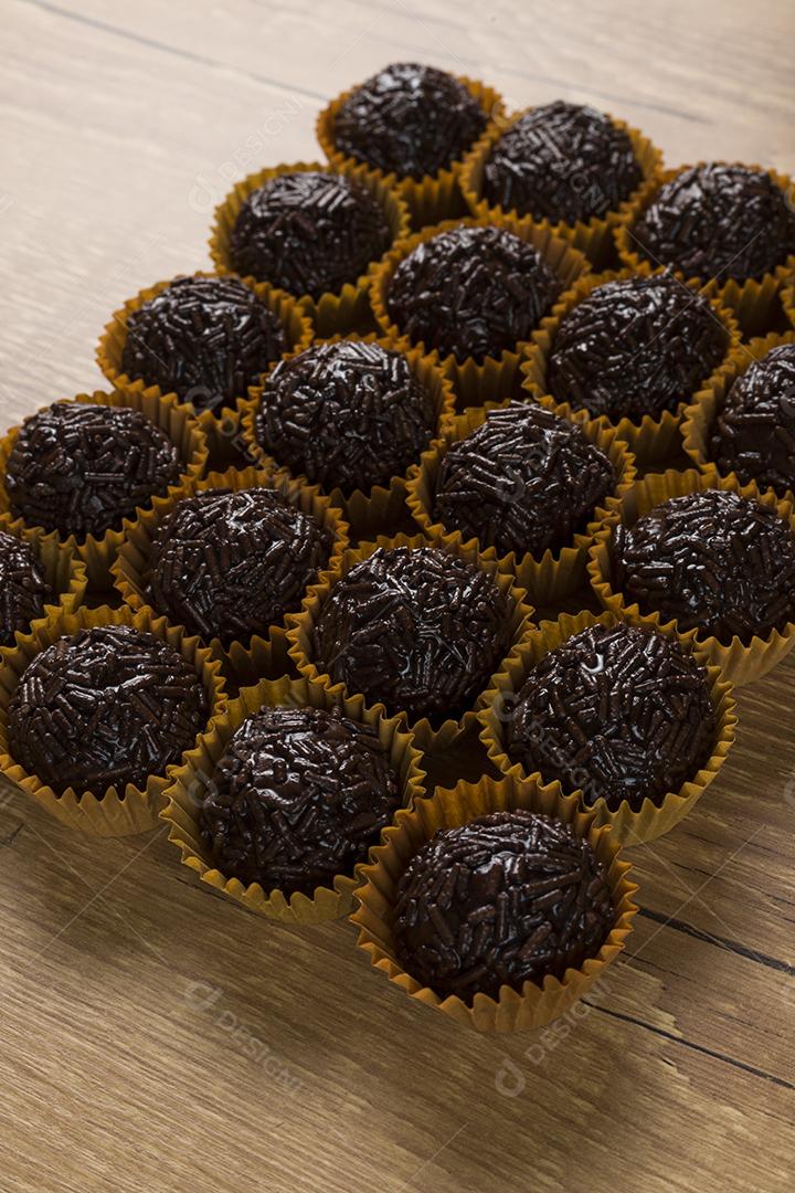 Brigadeiro um doce brasileiro feito de chocolate. em uma mesa de madeira