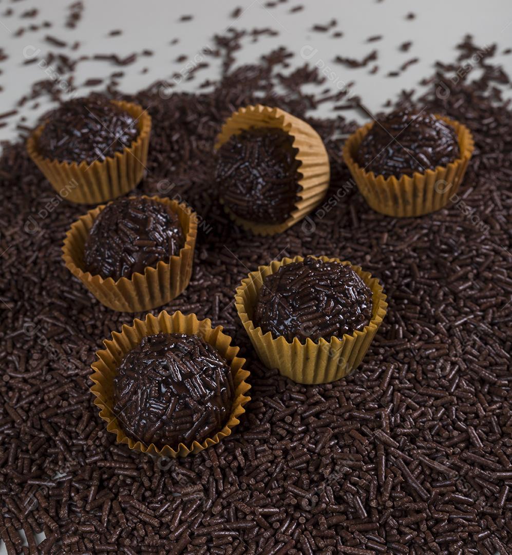 Brigadeiro um doce brasileiro feito de chocolate. em uma mesa de madeira