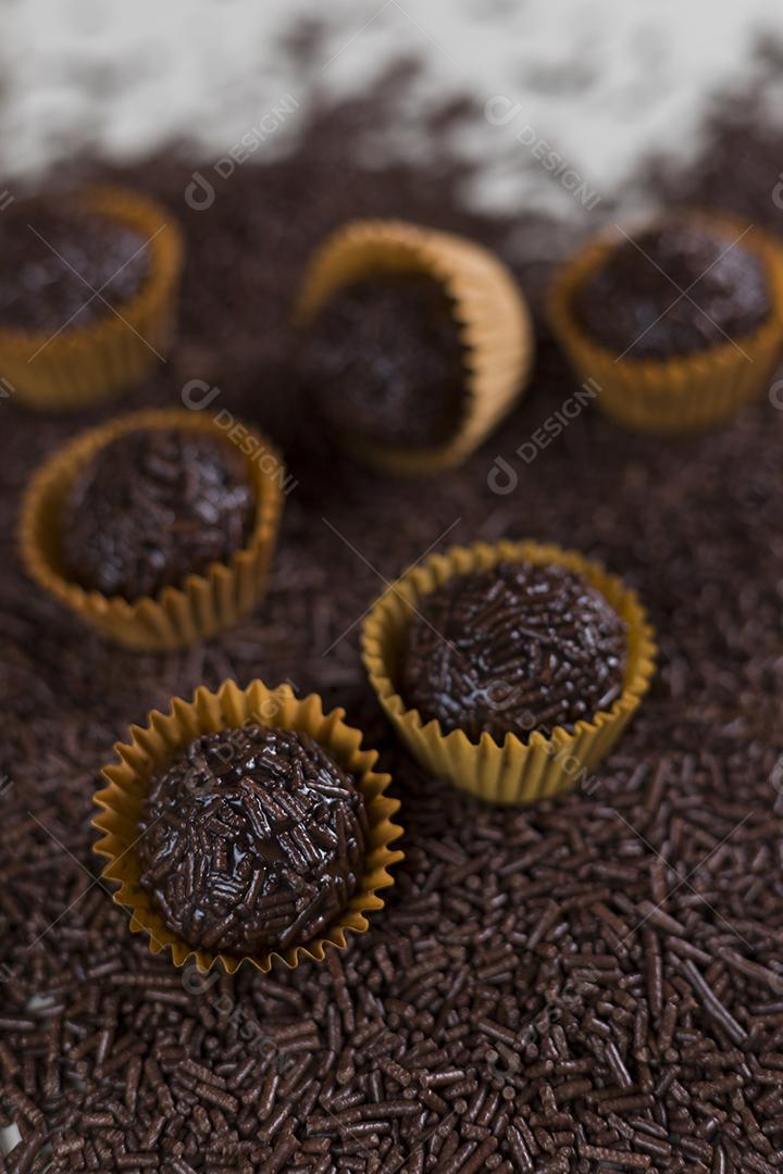 Brigadeiro um doce brasileiro feito de chocolate. em uma mesa de madeira