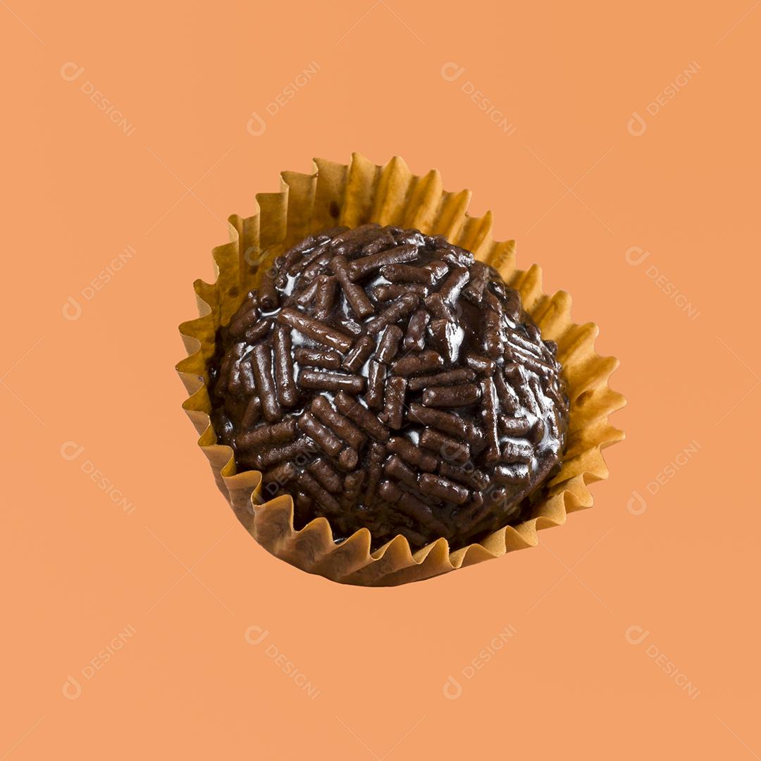 Doce vegano brasileiro chamado Brigadeiro. Bolas de chocolate. Isolado