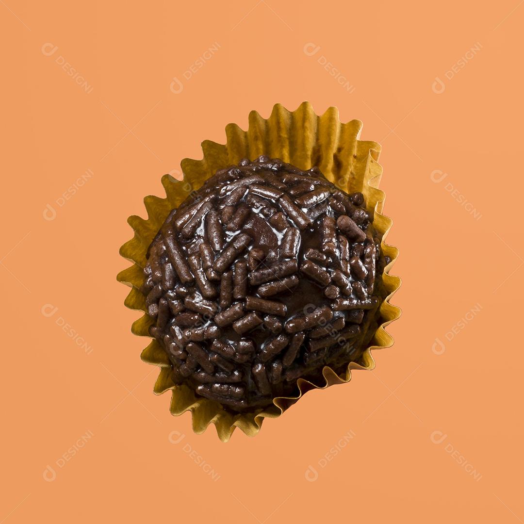 Doce vegano brasileiro chamado Brigadeiro. Bolas de chocolate. Isolado
