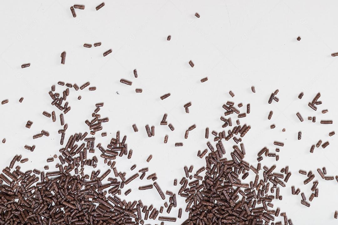 Brigadeiro um doce brasileiro sobre polvilho de chocolate