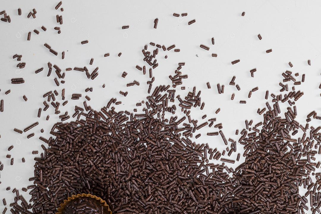 Brigadeiro um doce brasileiro sobre polvilho de chocolate