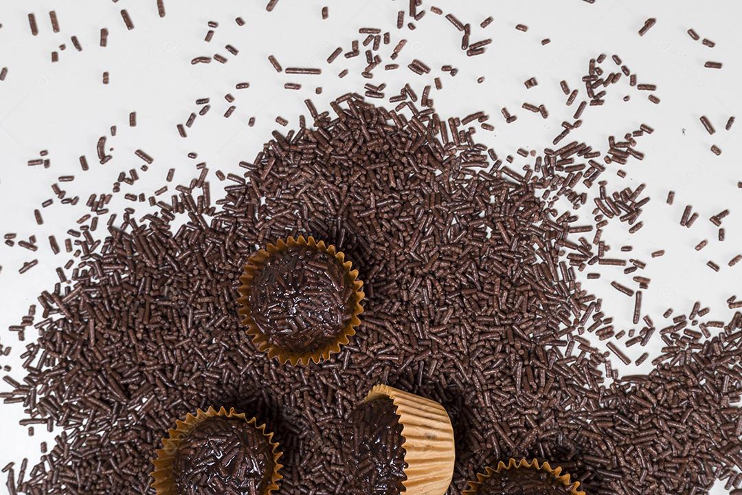 Brigadeiro um doce brasileiro sobre polvilho de chocolate