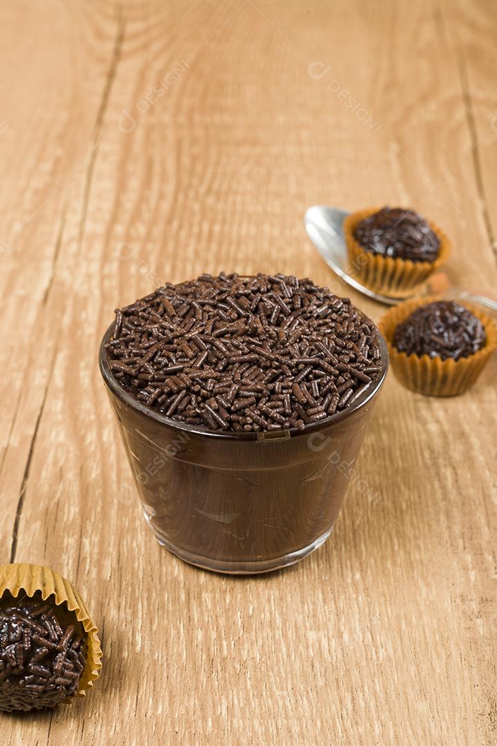 Doce de chocolate brasileiro chamado Brigadeiro em pote em madeira