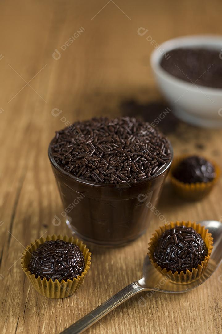 Doce de chocolate brasileiro chamado Brigadeiro em pote em madeira